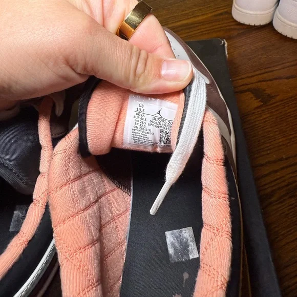 Air Jordan 1 Low ‘Mocha’ - Picture 9 of 11